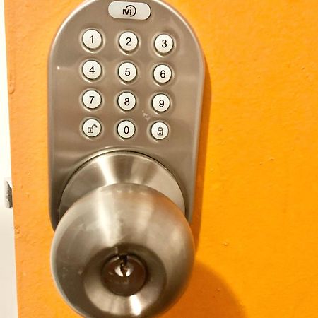 Women Only Rooms - Men Only Rooms - Free Wifi - Coffee Parking - Lockers ไมอามี ภายนอก รูปภาพ