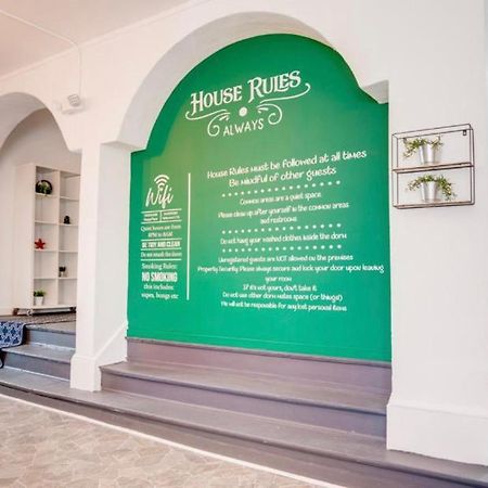 Women Only Rooms - Men Only Rooms - Free Wifi - Coffee Parking - Lockers ไมอามี ภายนอก รูปภาพ