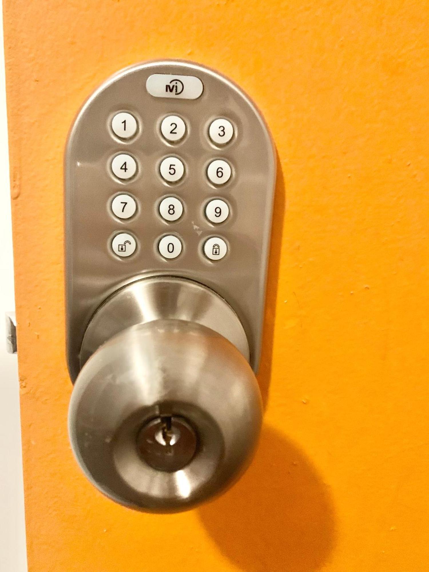 Women Only Rooms - Men Only Rooms - Free Wifi - Coffee Parking - Lockers ไมอามี ภายนอก รูปภาพ